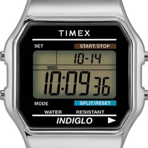 Reloj pulsera digital Timex T78587 con correa de acero inoxidable color plateado - fondo verde